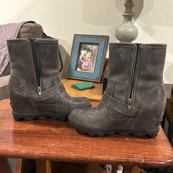 Distressed gray waterproof Sorel boots size 7 great pre loved condition - Picture 5 of 7